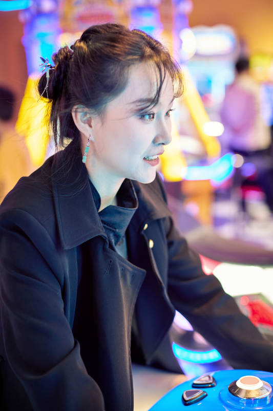 周末在电子游戏娱乐城玩摩托车游戏的美女图片