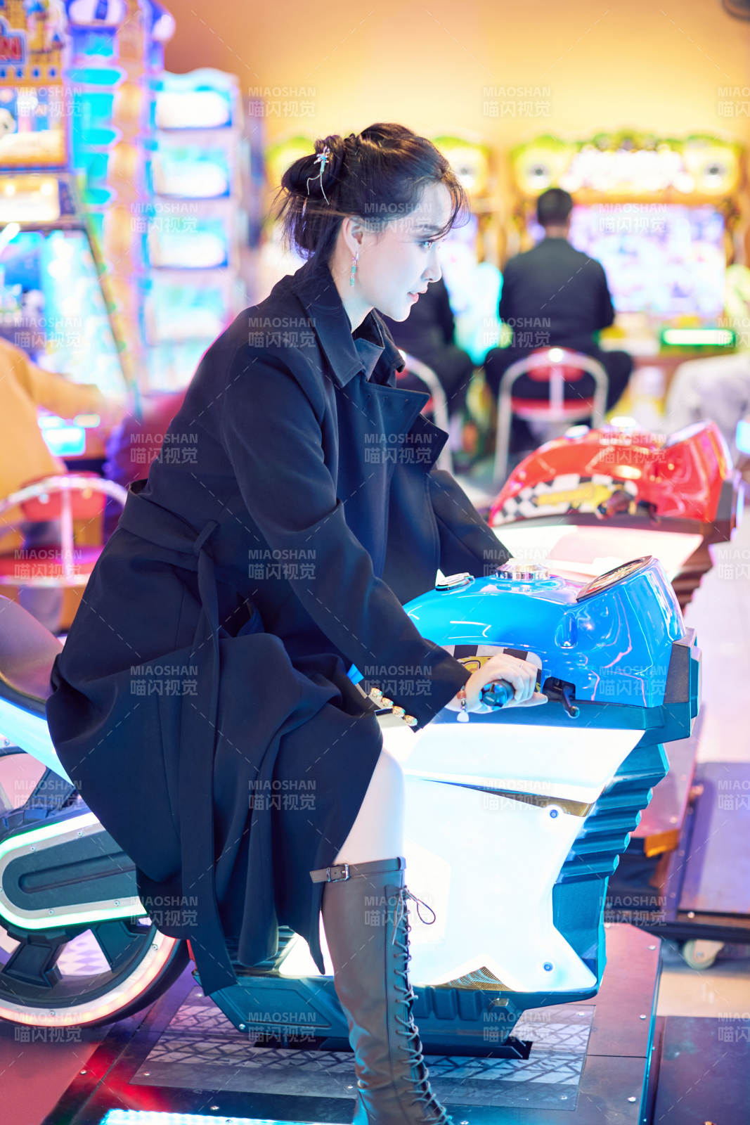 周末在电子游戏娱乐城玩摩托车游戏的美女图片