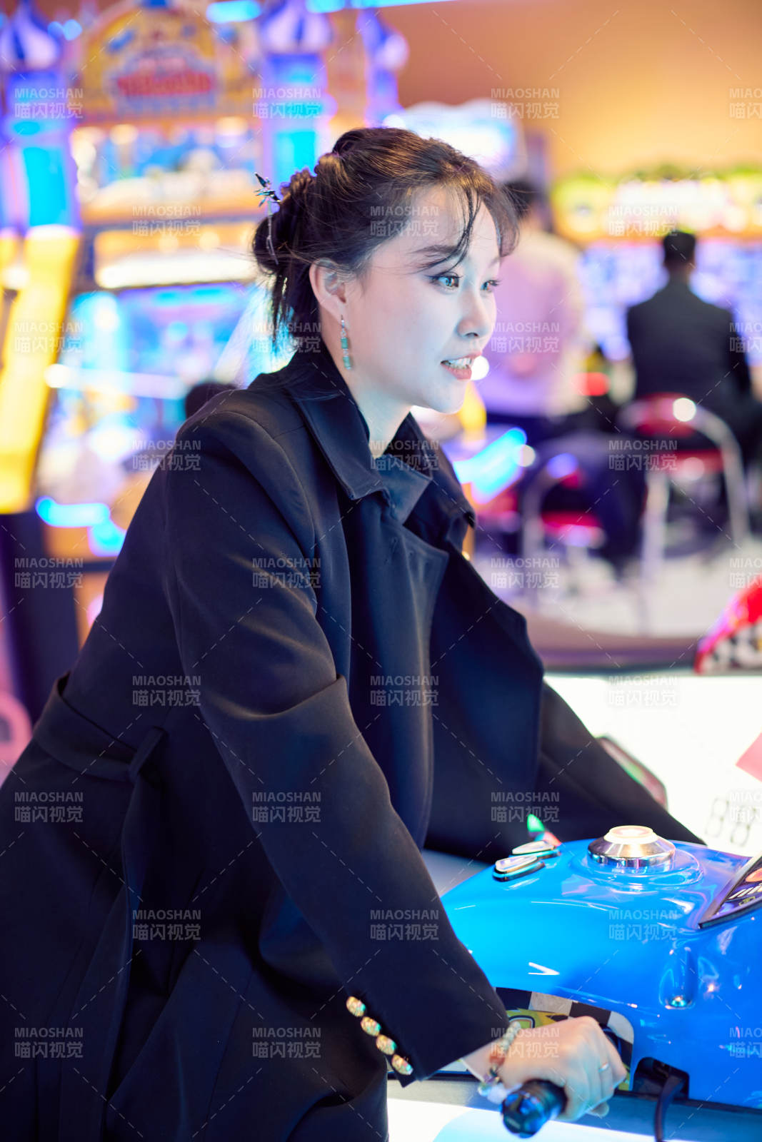 周末在电子游戏娱乐城玩摩托车游戏的美女图片