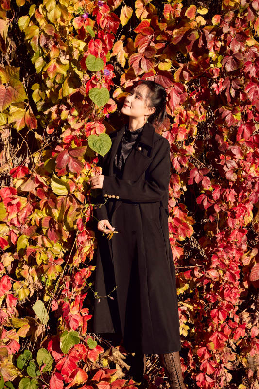 秋天在红叶遍布的河边拍照的亚洲女性图片