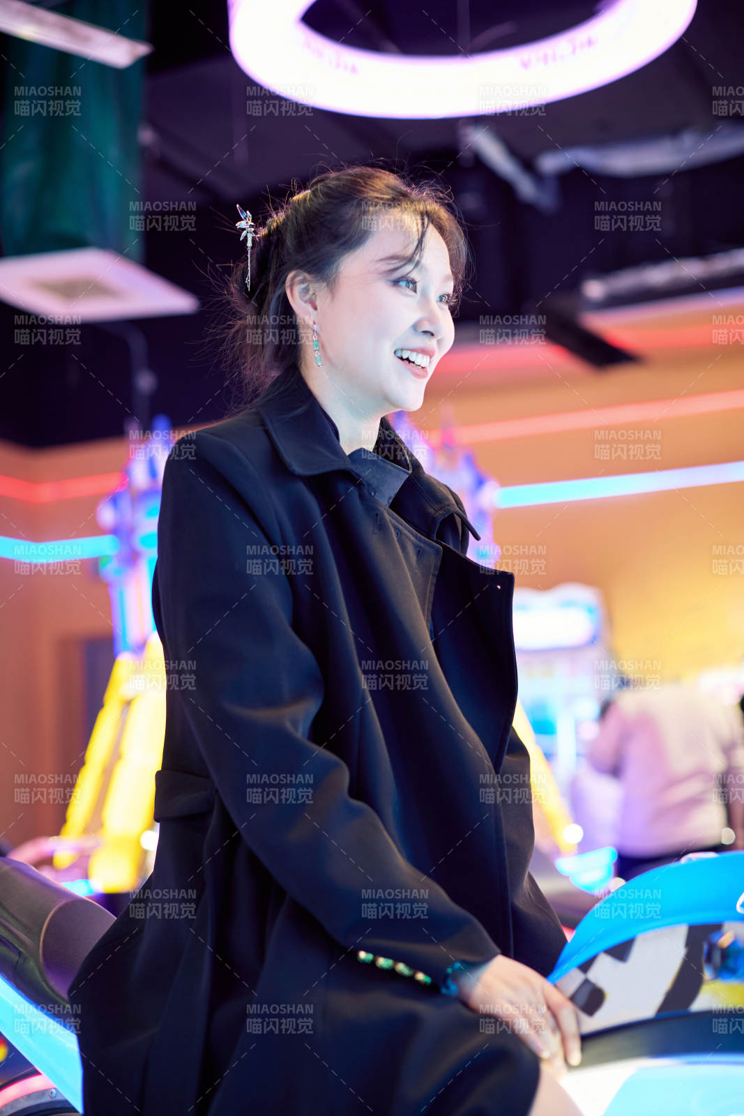 周末在电子游戏娱乐城玩摩托车游戏的美女图片