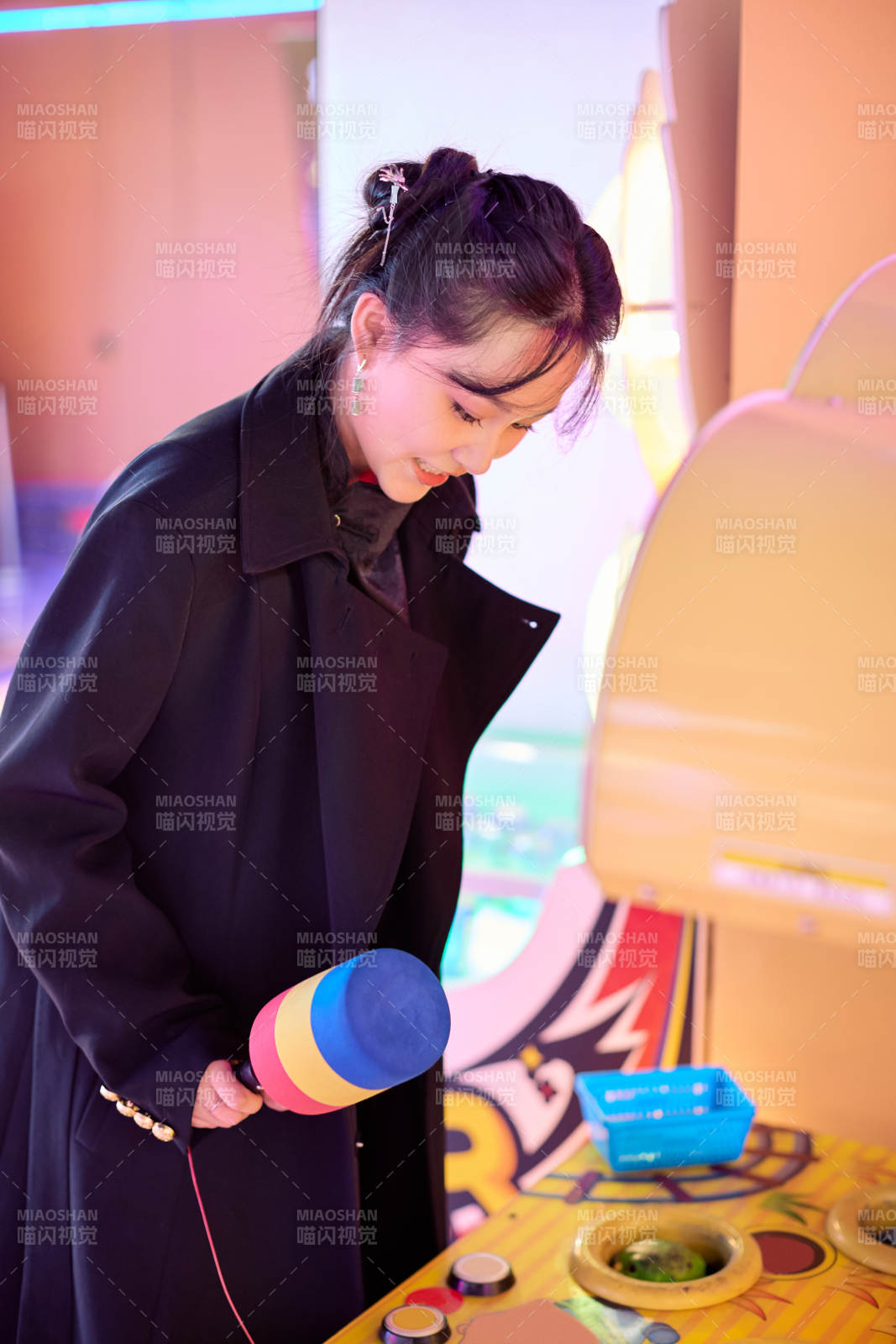 在电子娱乐城玩打地鼠游戏的美女图片