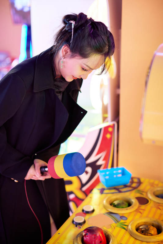 在电子娱乐城玩打地鼠游戏的美女图片