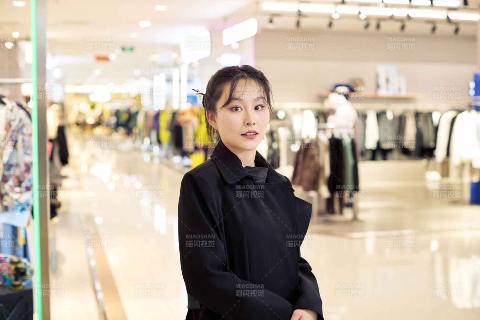 周末逛商场服装区的美女图片