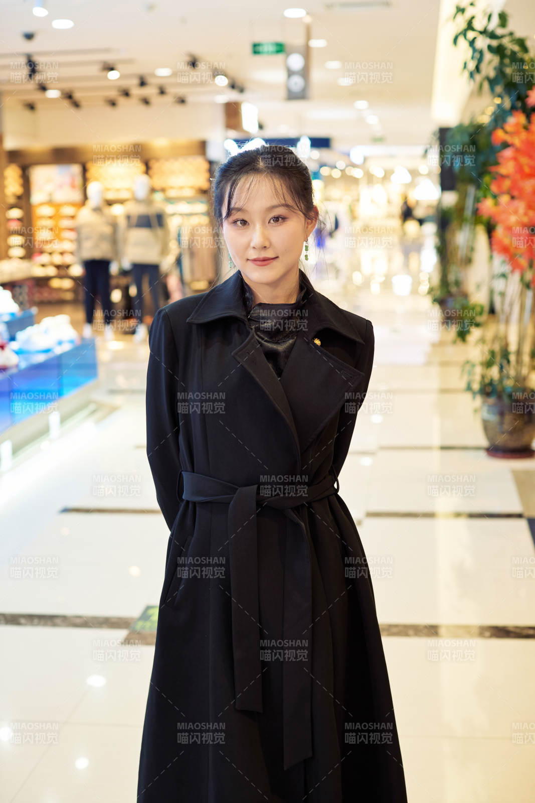 周末逛商场服装区的美女图片