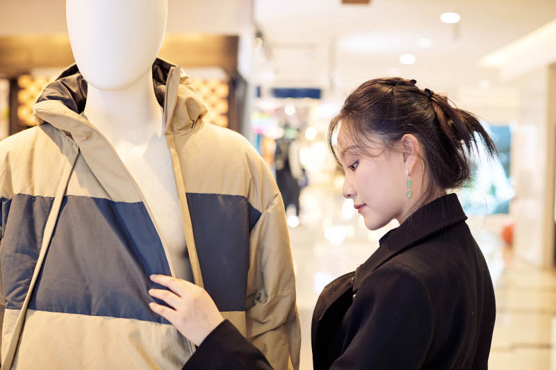 周末逛商场服装区的美女图片