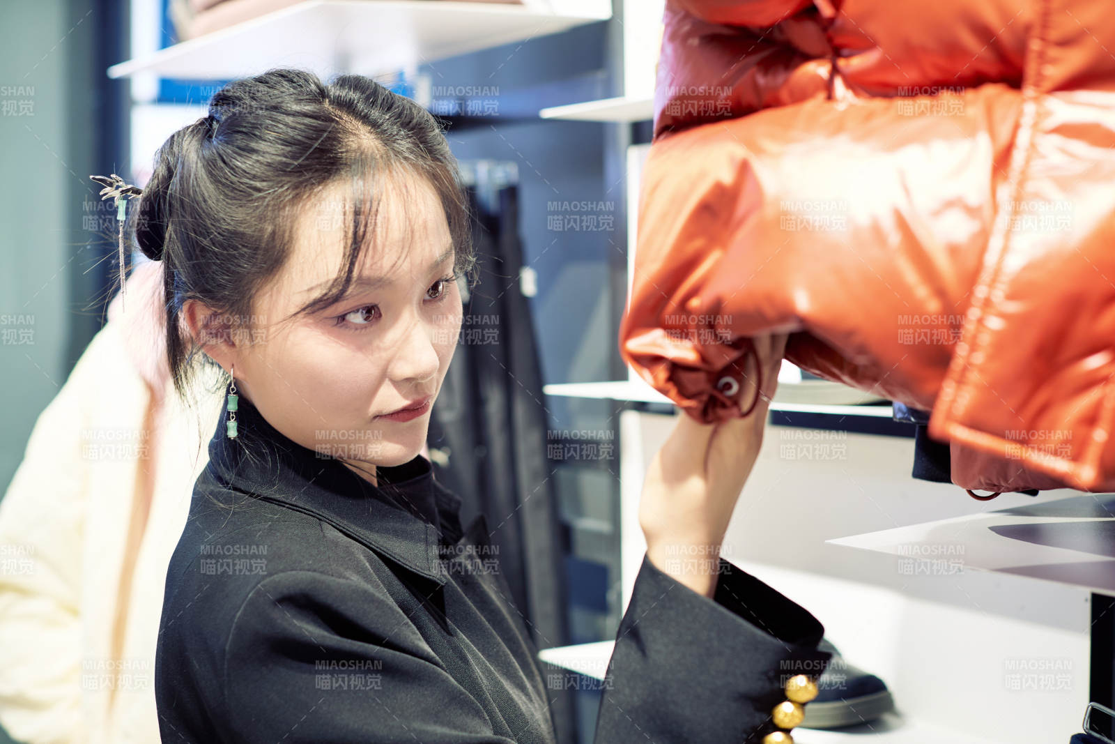 周末逛商场服装区的美女图片