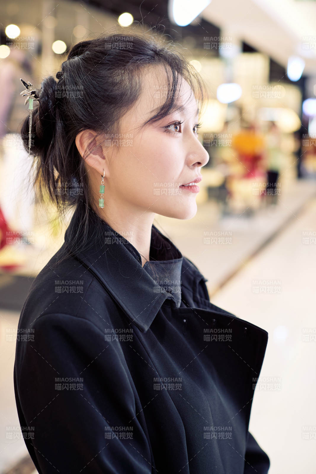 周末逛商场服装区的美女图片