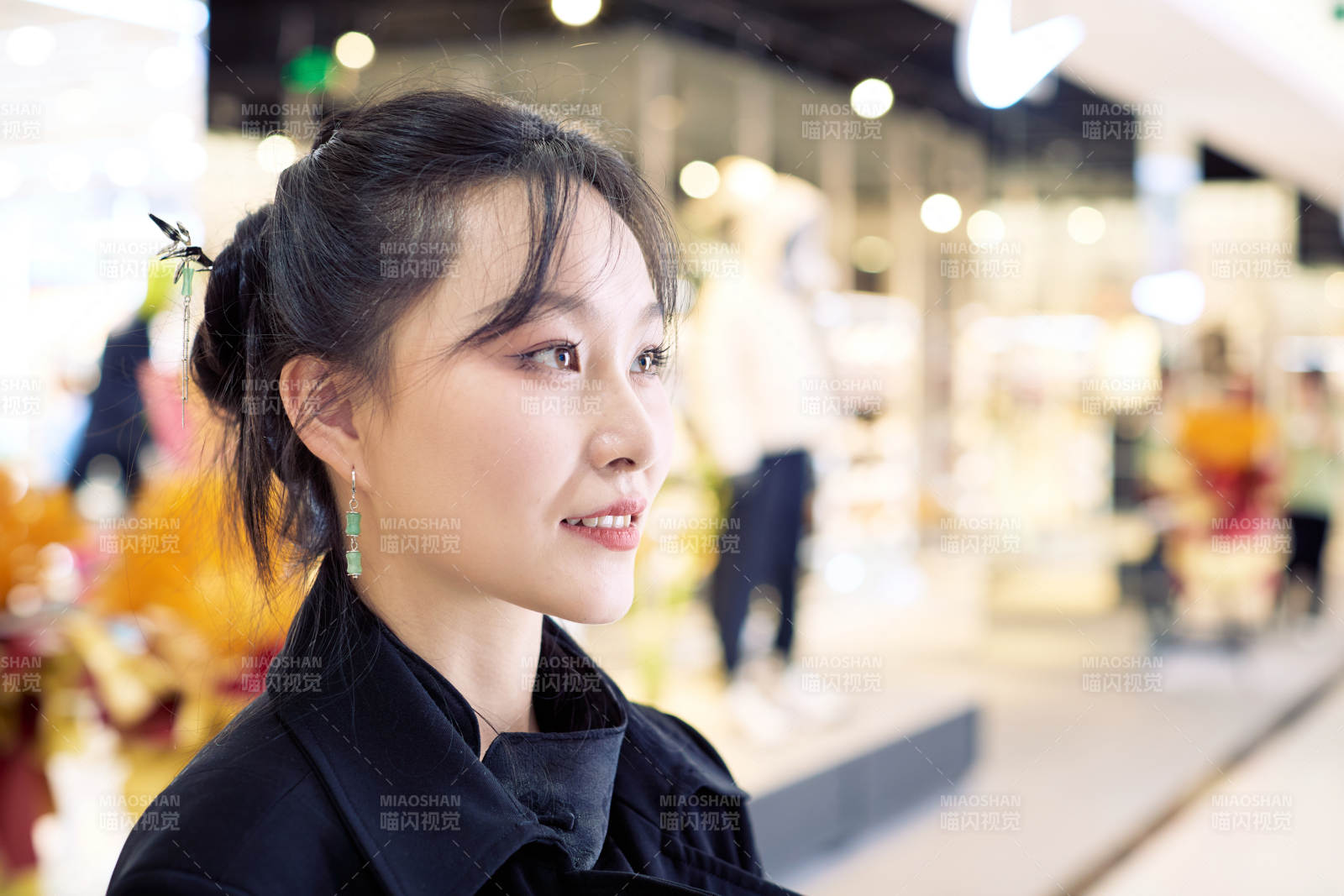 周末逛商场服装区的美女图片