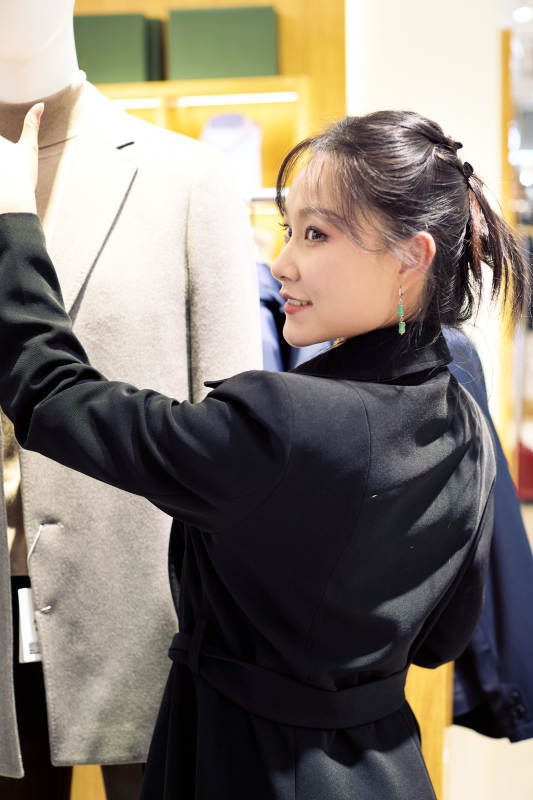 周末逛商场服装区的美女图片