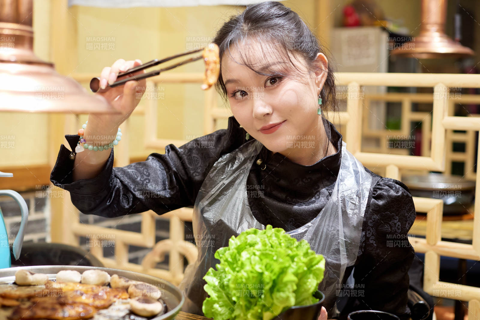 在韩式烤肉店享受美食的亚洲美女图片