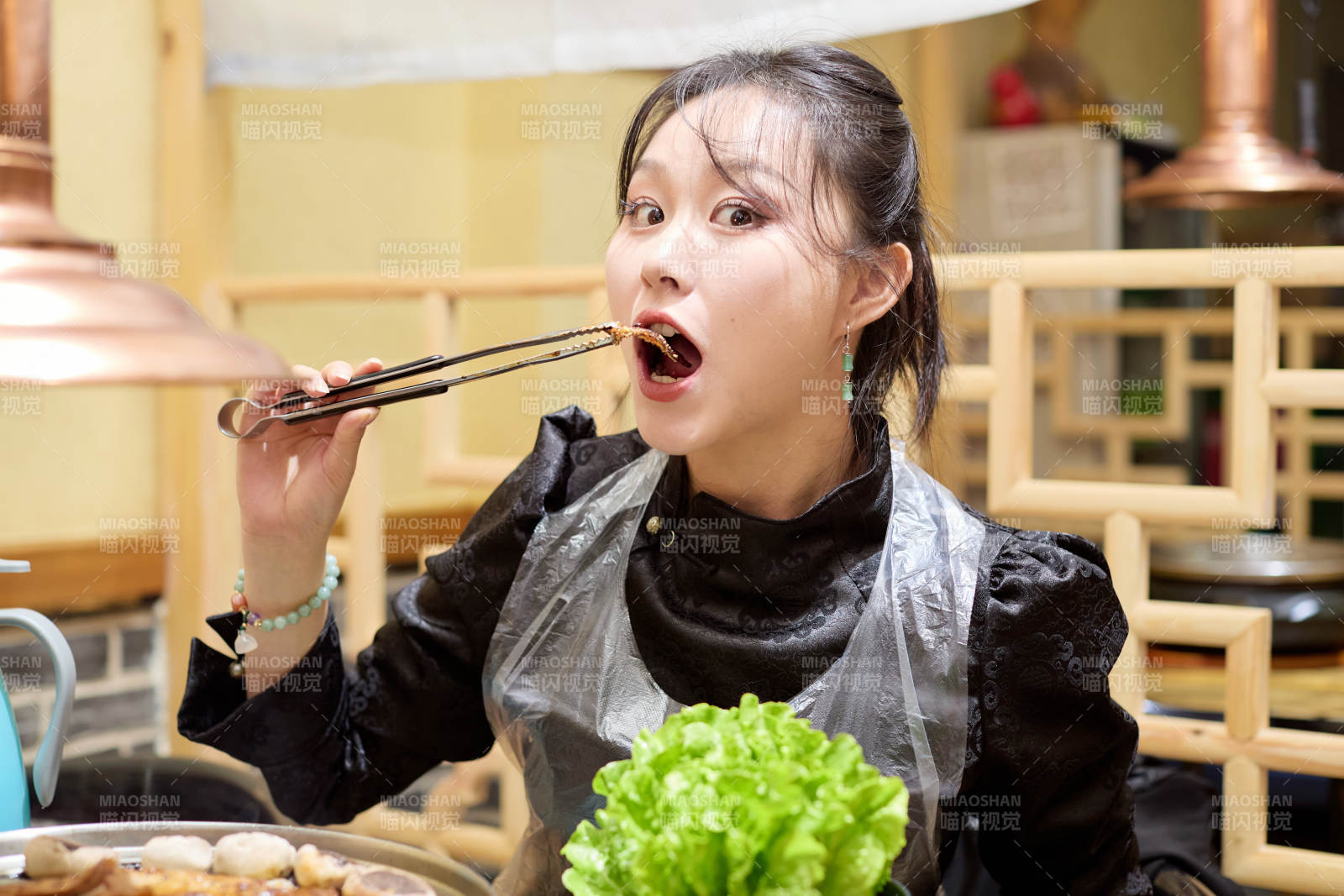 在韩式烤肉店享受美食的亚洲美女图片