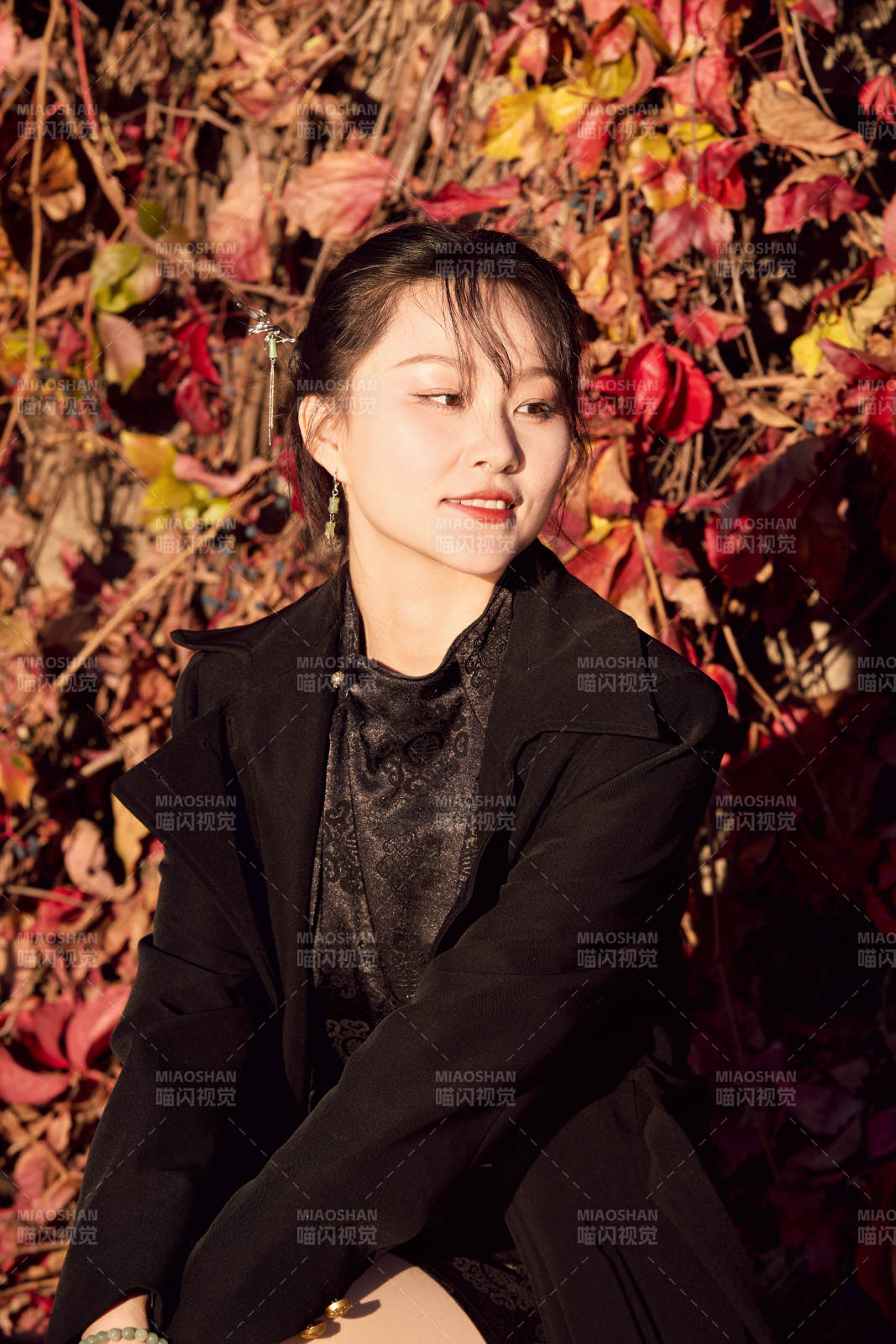 秋天在红叶遍布的河边拍照的亚洲女性图片