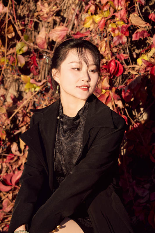 秋天在红叶遍布的河边拍照的亚洲女性图片