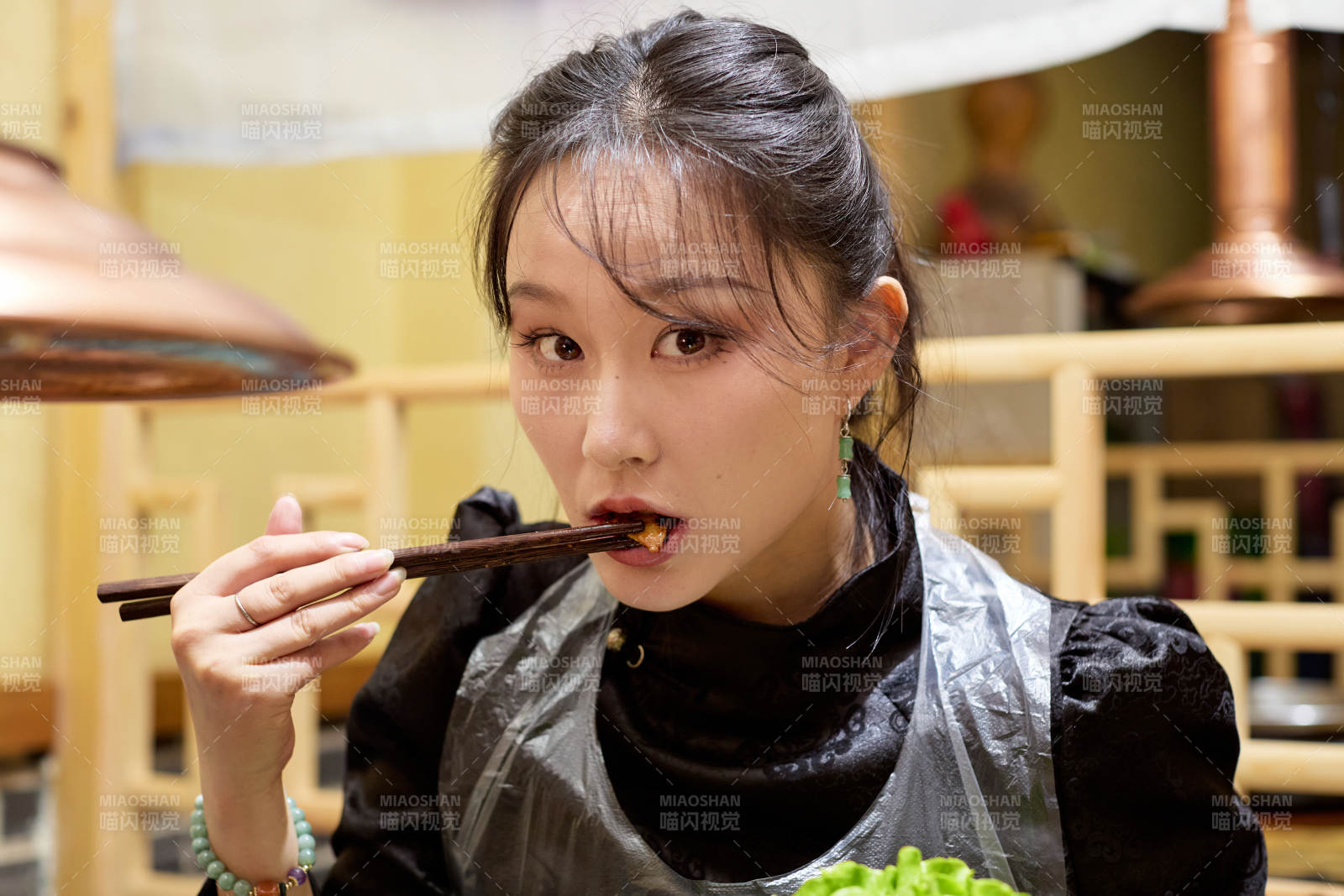 在韩式烤肉店享受美食的亚洲美女图片