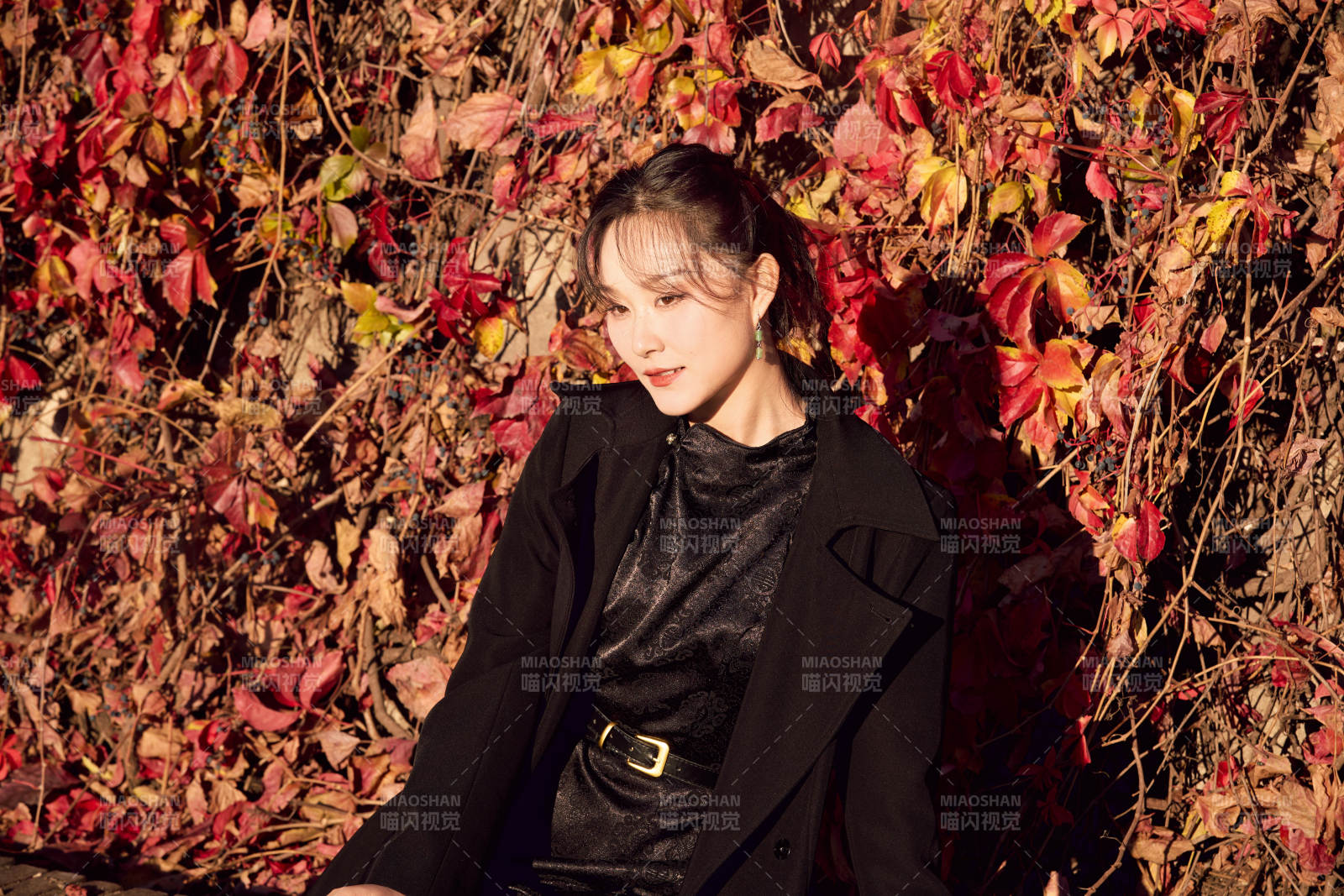 秋天在红叶遍布的河边拍照的亚洲女性图片