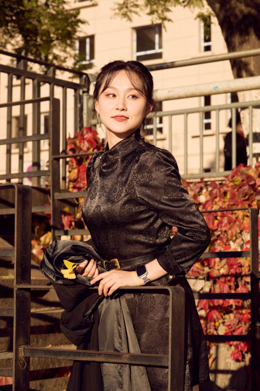 秋天在红叶遍布的河边拍照的亚洲女性图片