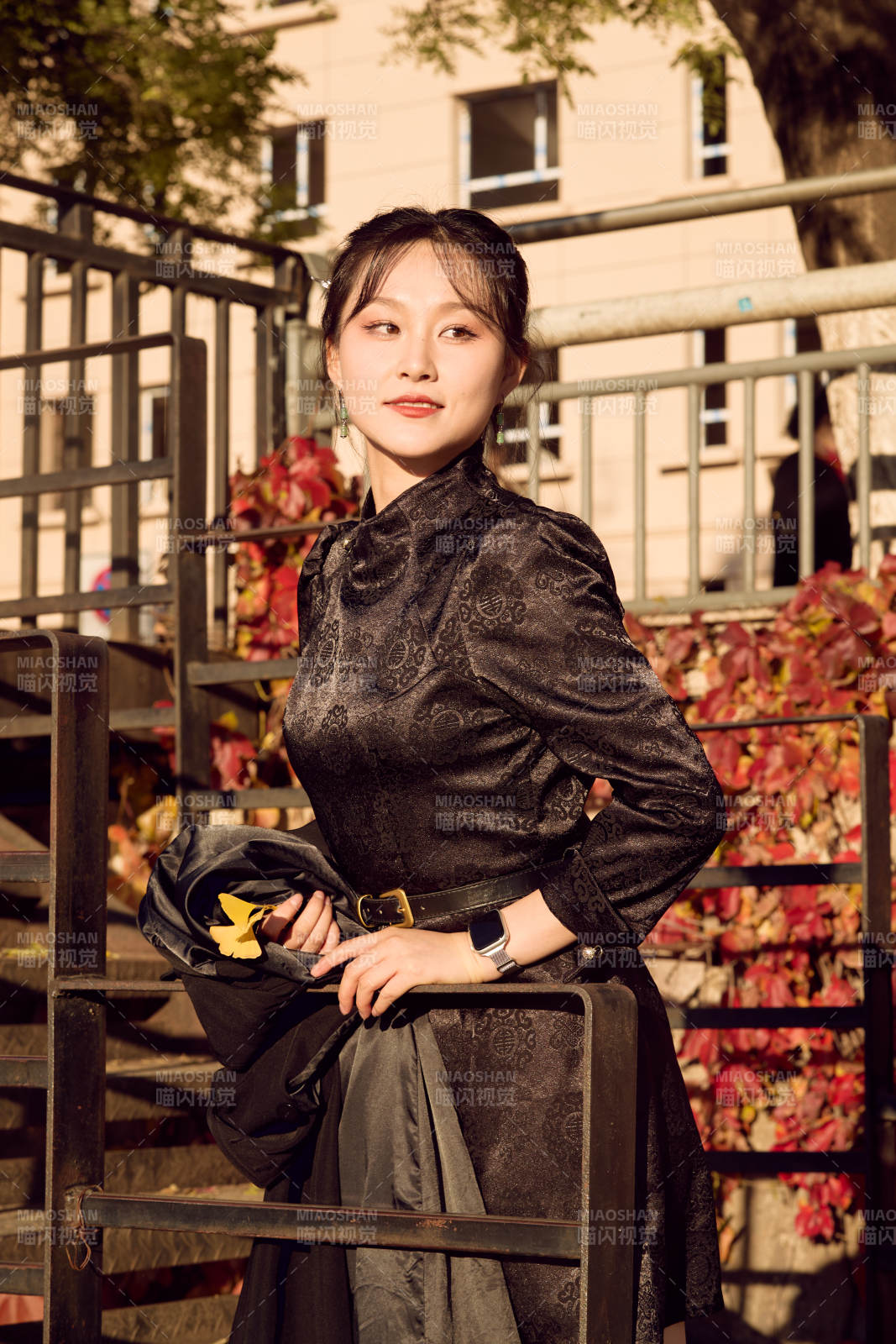 秋天在红叶遍布的河边拍照的亚洲女性图片