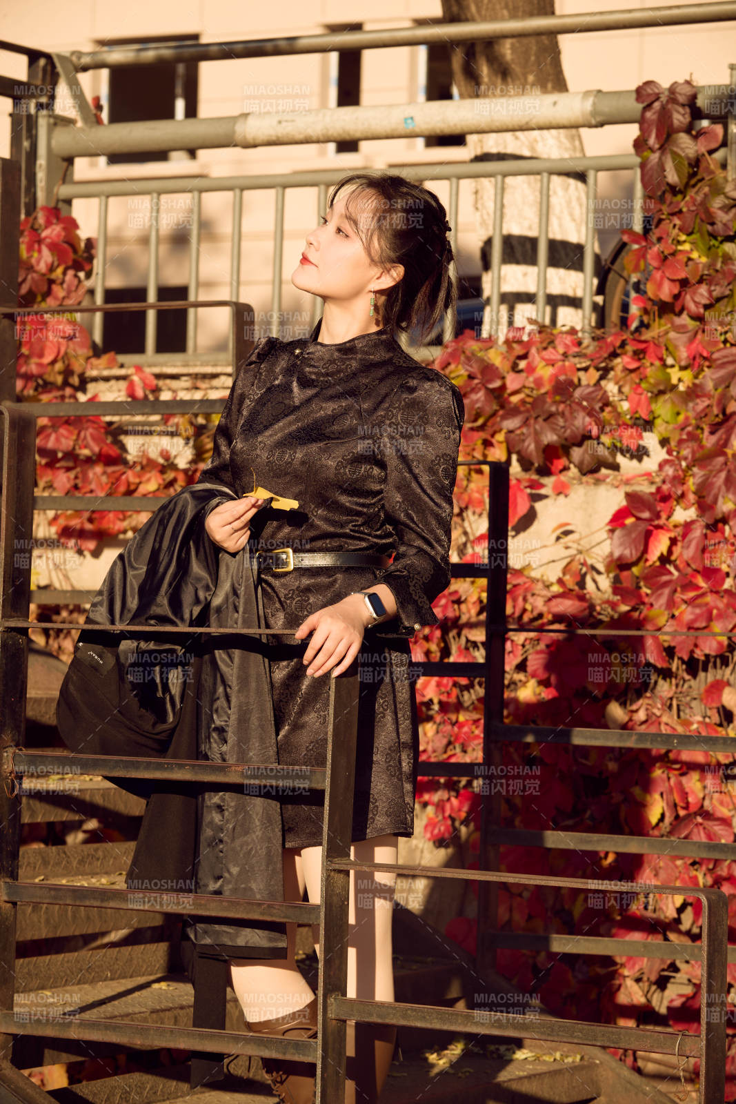 秋天在红叶遍布的河边拍照的亚洲女性图片