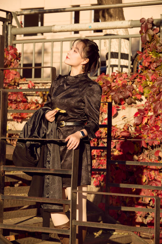 秋天在红叶遍布的河边拍照的亚洲女性图片