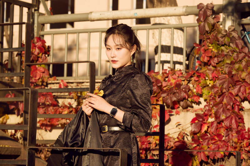 秋天在红叶遍布的河边拍照的亚洲女性图片