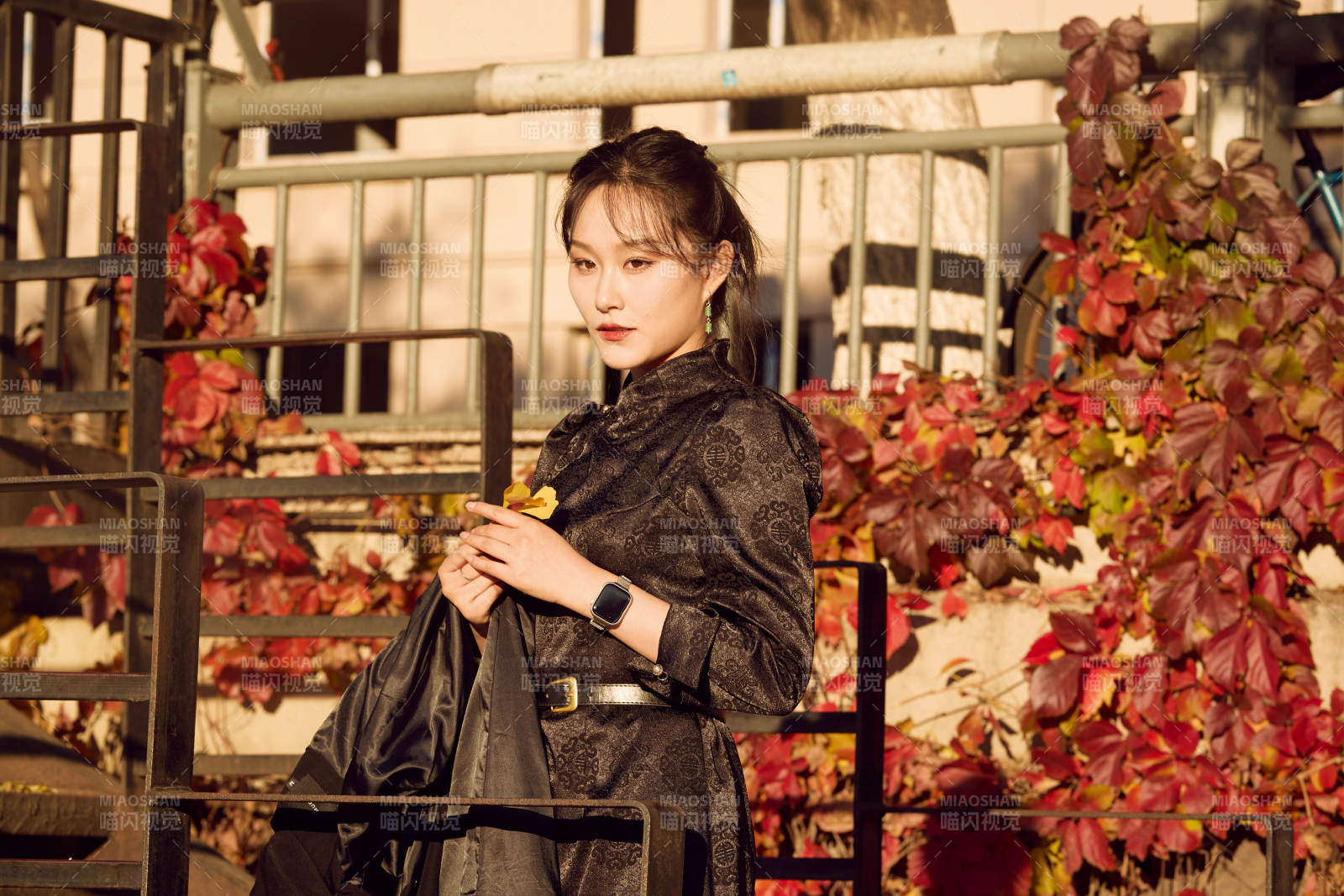 秋天在红叶遍布的河边拍照的亚洲女性图片