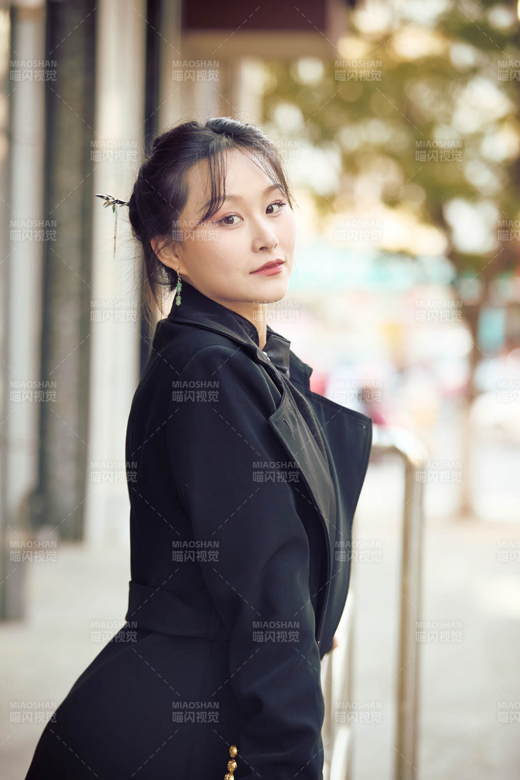 在繁华的街道上拍照的东方女性图片