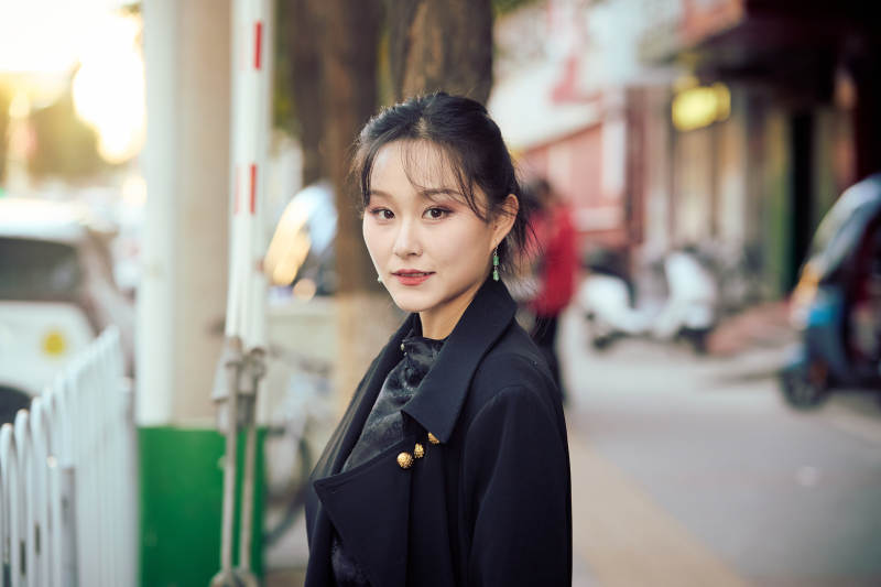 在繁华的街道上拍照的东方女性图片