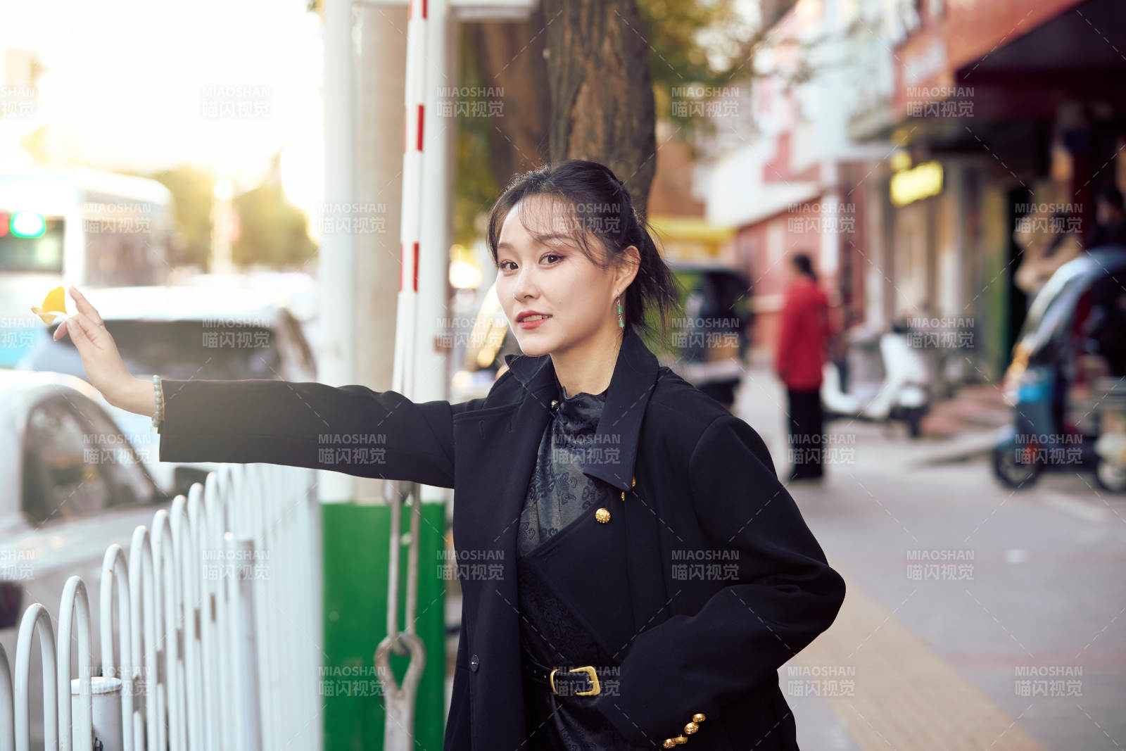 在繁华的街道上拍照的东方女性图片