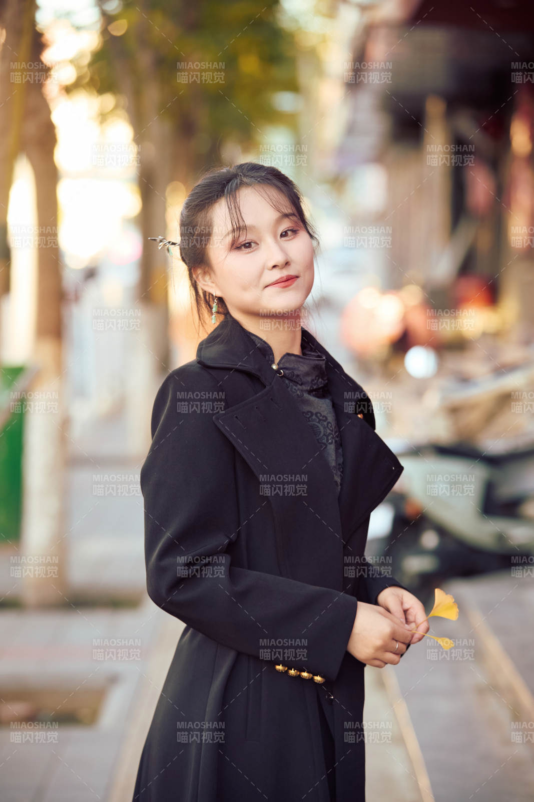 在繁华的街道上拍照的东方女性图片