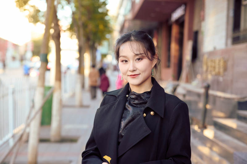 在繁华的街道上拍照的东方女性图片