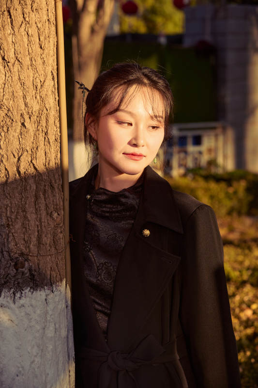 秋季午后在公园里享受阳光的东方美女图片