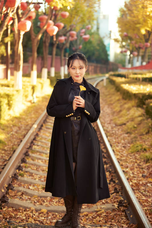 深秋午后在废弃铁轨上拍照的亚洲美女图片