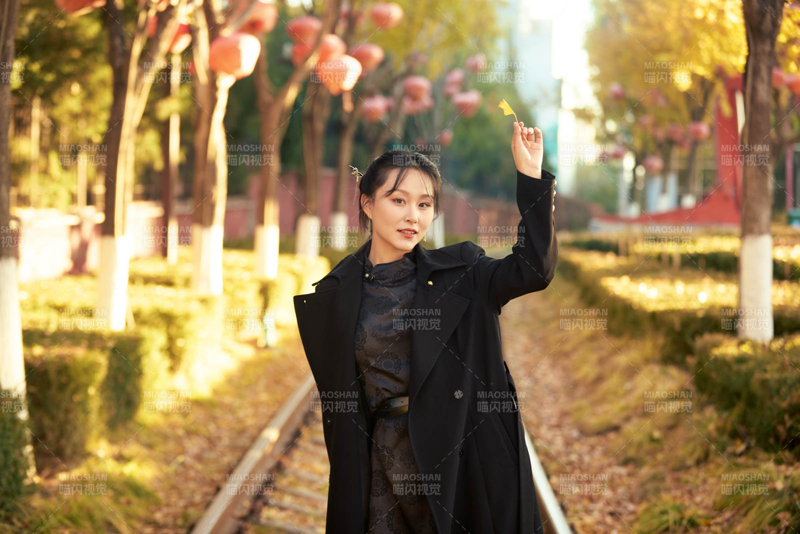 深秋午后在废弃铁轨上拍照的亚洲美女图片