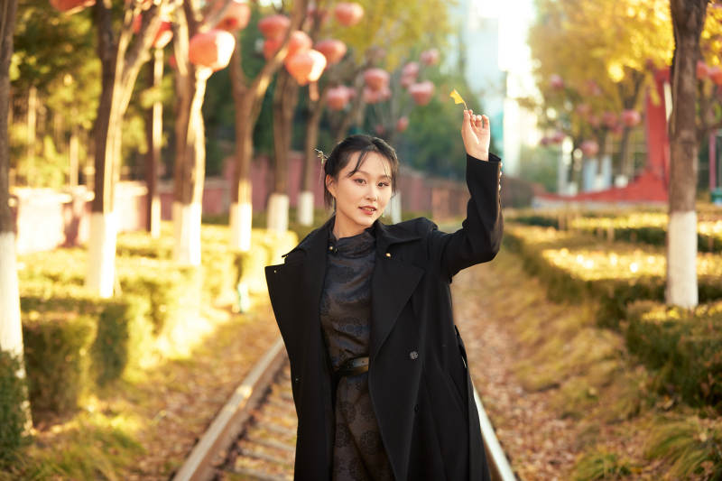 深秋午后在废弃铁轨上拍照的亚洲美女图片