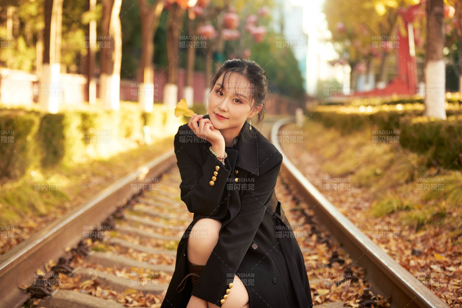 深秋午后在废弃铁轨上拍照的亚洲美女图片