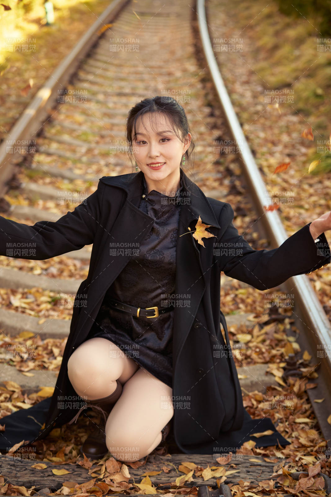 深秋午后在废弃铁轨上拍照的亚洲美女图片