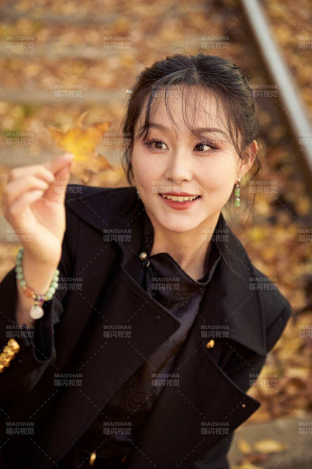 深秋午后在废弃铁轨上拍照的亚洲美女图片