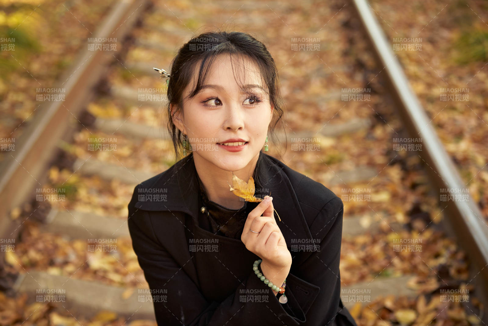 深秋午后在废弃铁轨上拍照的亚洲美女图片