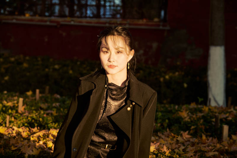 秋季午后在公园里享受阳光的东方美女图片