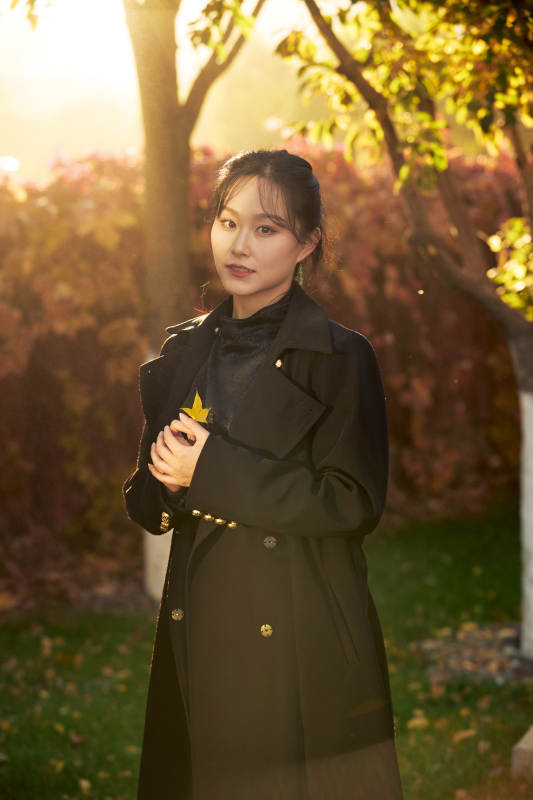 阳光明媚的午后在公园树林拍照的美女图片