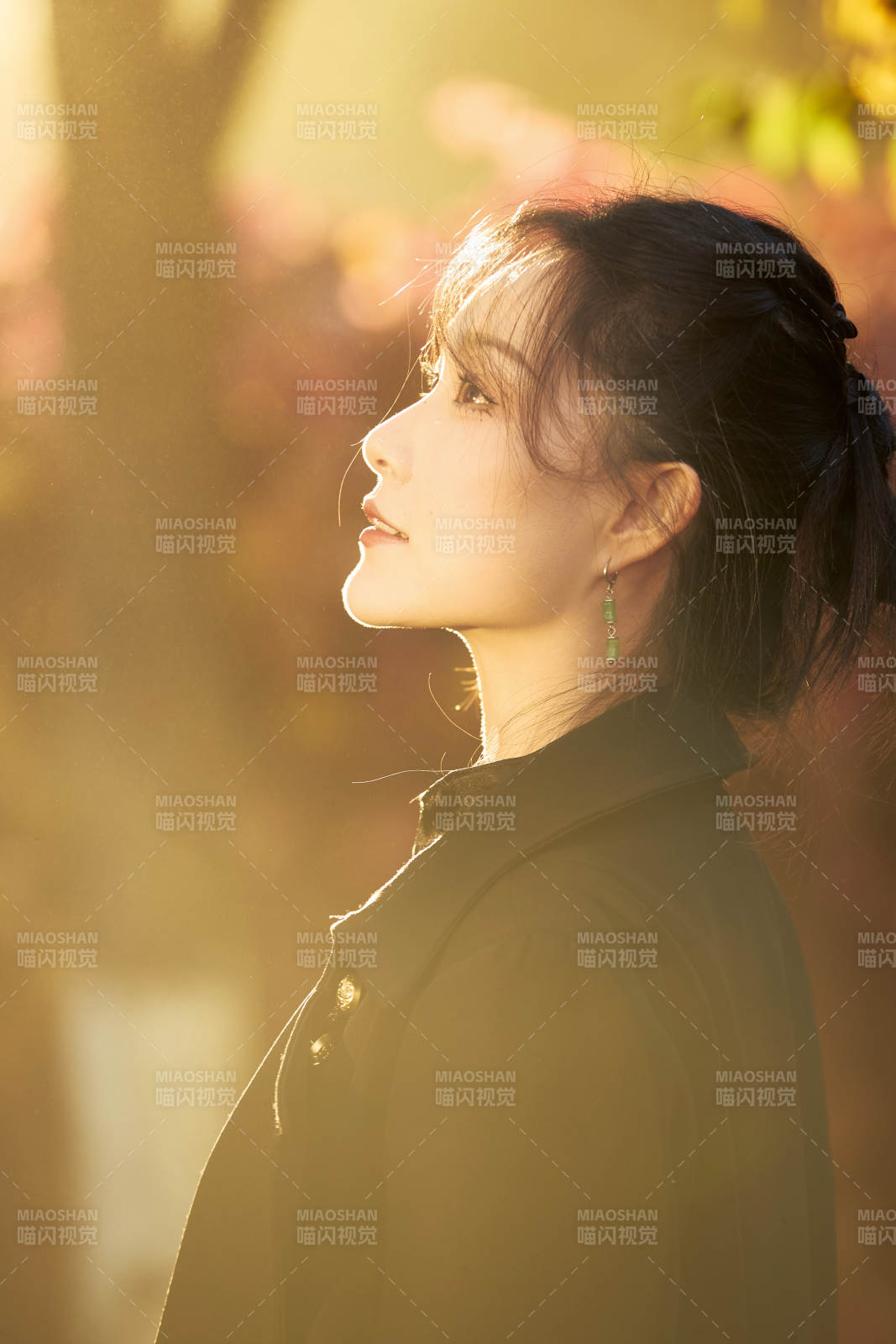 阳光明媚的午后在公园树林拍照的美女图片