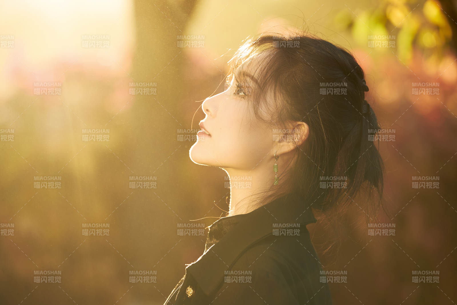 阳光明媚的午后在公园树林拍照的美女图片