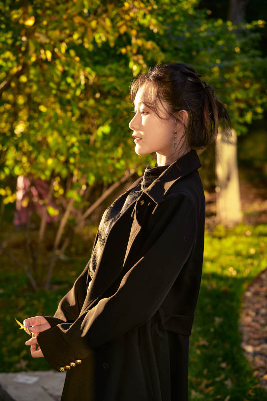 阳光明媚的午后在公园树林拍照的美女图片