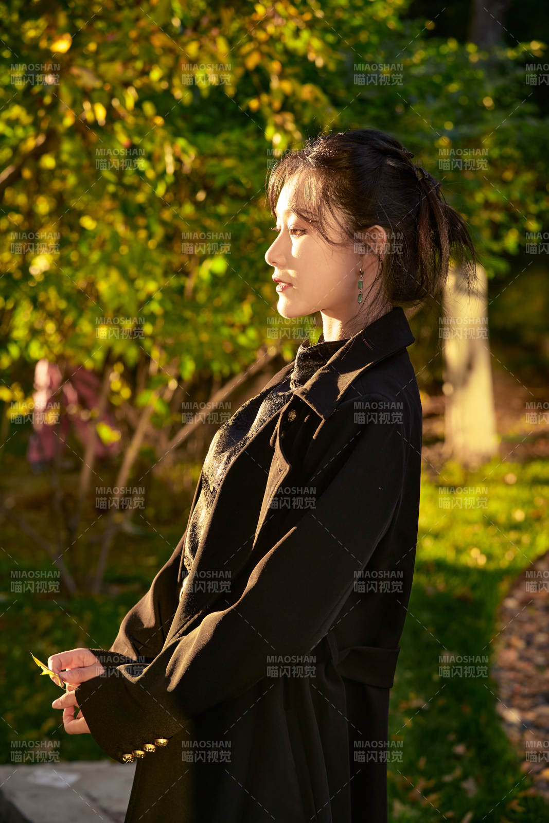 阳光明媚的午后在公园树林拍照的美女图片