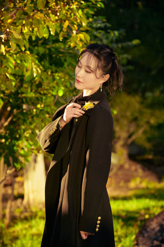 阳光明媚的午后在公园树林拍照的美女图片