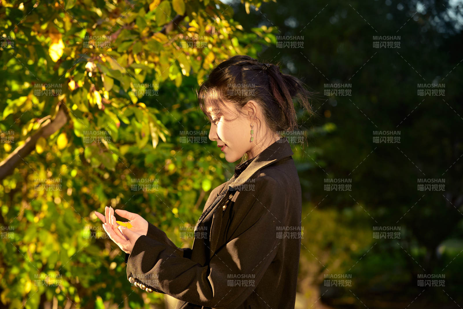 阳光明媚的午后在公园树林拍照的美女图片