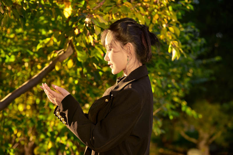 阳光明媚的午后在公园树林拍照的美女图片