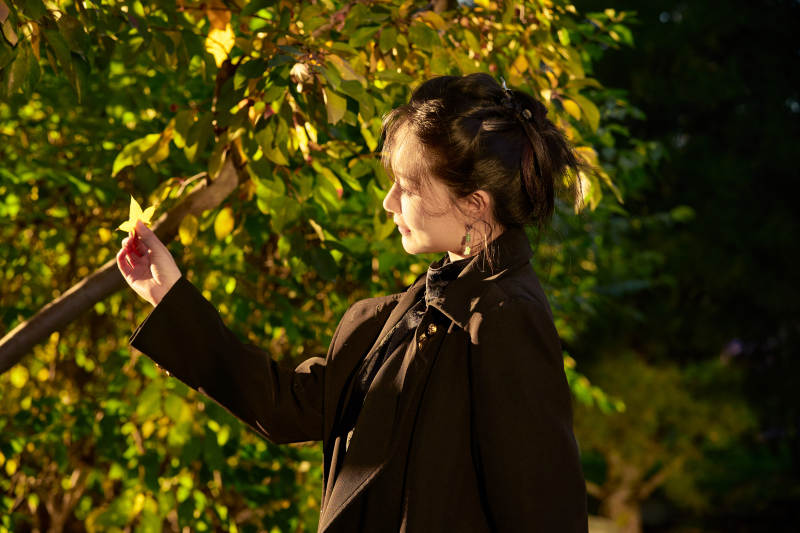 阳光明媚的午后在公园树林拍照的美女图片