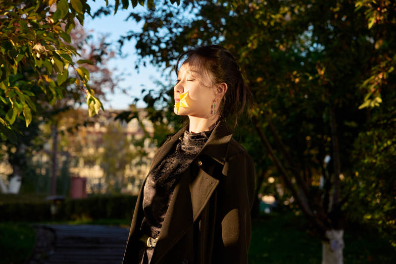 阳光明媚的午后在公园树林拍照的美女图片